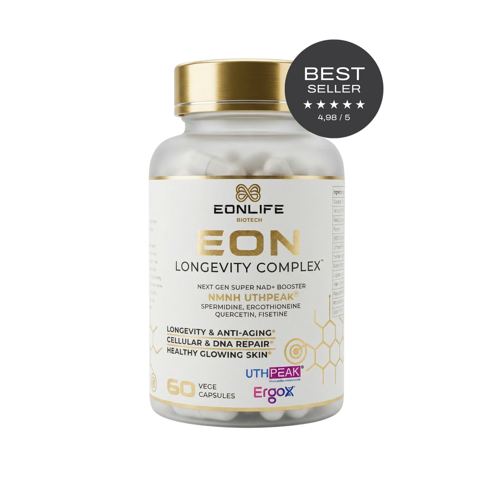 Na grafice widoczny jest suplement diety EON Longevity Complex marki EONLIFE Biotech w eleganckim, białym opakowaniu ze złotymi akcentami. Produkt przedstawiono na czarnym tle, co podkreśla jego premium charakter. Na etykiecie znajdują się informacje o składnikach aktywnych, takich jak NMN UTHPEAK®, spermidyna, ergotioneina, kwercetyna i fisetyna.