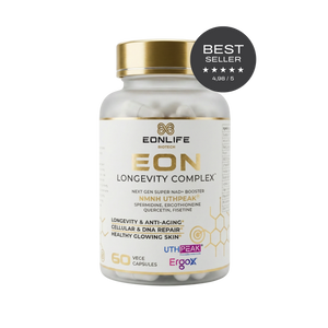 Na grafice widoczny jest suplement diety EON Longevity Complex marki EONLIFE Biotech w eleganckim, białym opakowaniu ze złotymi akcentami. Produkt przedstawiono na czarnym tle, co podkreśla jego premium charakter. Na etykiecie znajdują się informacje o składnikach aktywnych, takich jak NMN UTHPEAK®, spermidyna, ergotioneina, kwercetyna i fisetyna.