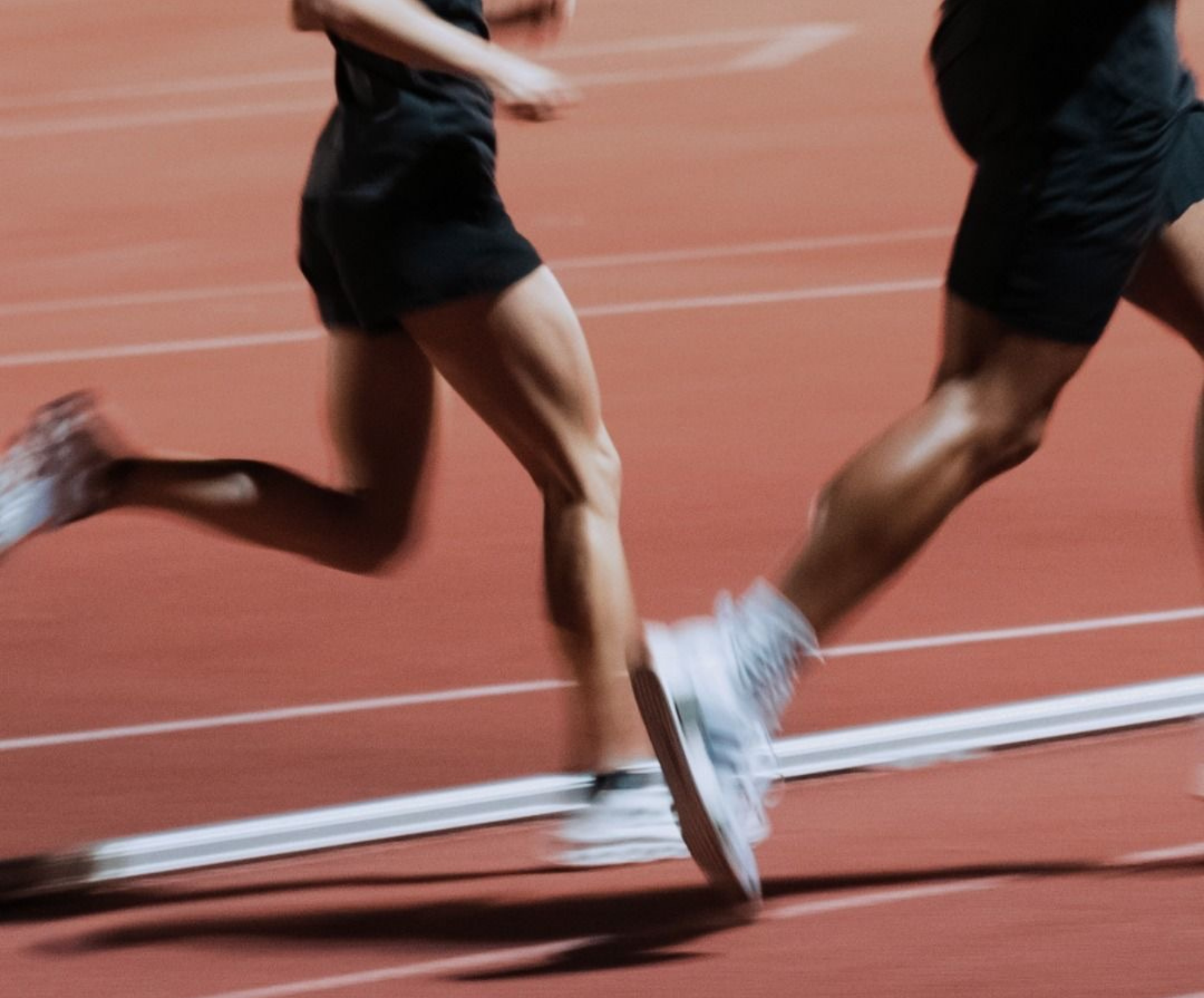 Grafika przedstawia dynamiczne ujęcie biegnących sportowców na stadionie lekkoatletycznym. Rozmyty ruch nóg i sylwetek podkreśla energię, aktywność fizyczną oraz intensywny wysiłek. Na środku umieszczono hasło: „Zadbaj o przyszłość swojego ciała i zdrowia”, które wzmacnia przekaz związany z profilaktyką, długowiecznością i świadomym dbaniem o organizm.
