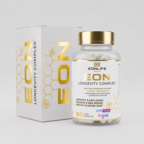 Na grafice przedstawiono suplement diety EON Longevity Complex marki EONLIFE Biotech wraz z eleganckim opakowaniem kartonowym. Zarówno pudełko, jak i butelka utrzymane są w biało-złotej kolorystyce, która podkreśla nowoczesny i premium charakter produktu. Na etykiecie widoczne są informacje o składnikach aktywnych, takich jak NMNH UTHPEAK®, spermidyna, ergotioneina, kwercetyna i fisetyna.