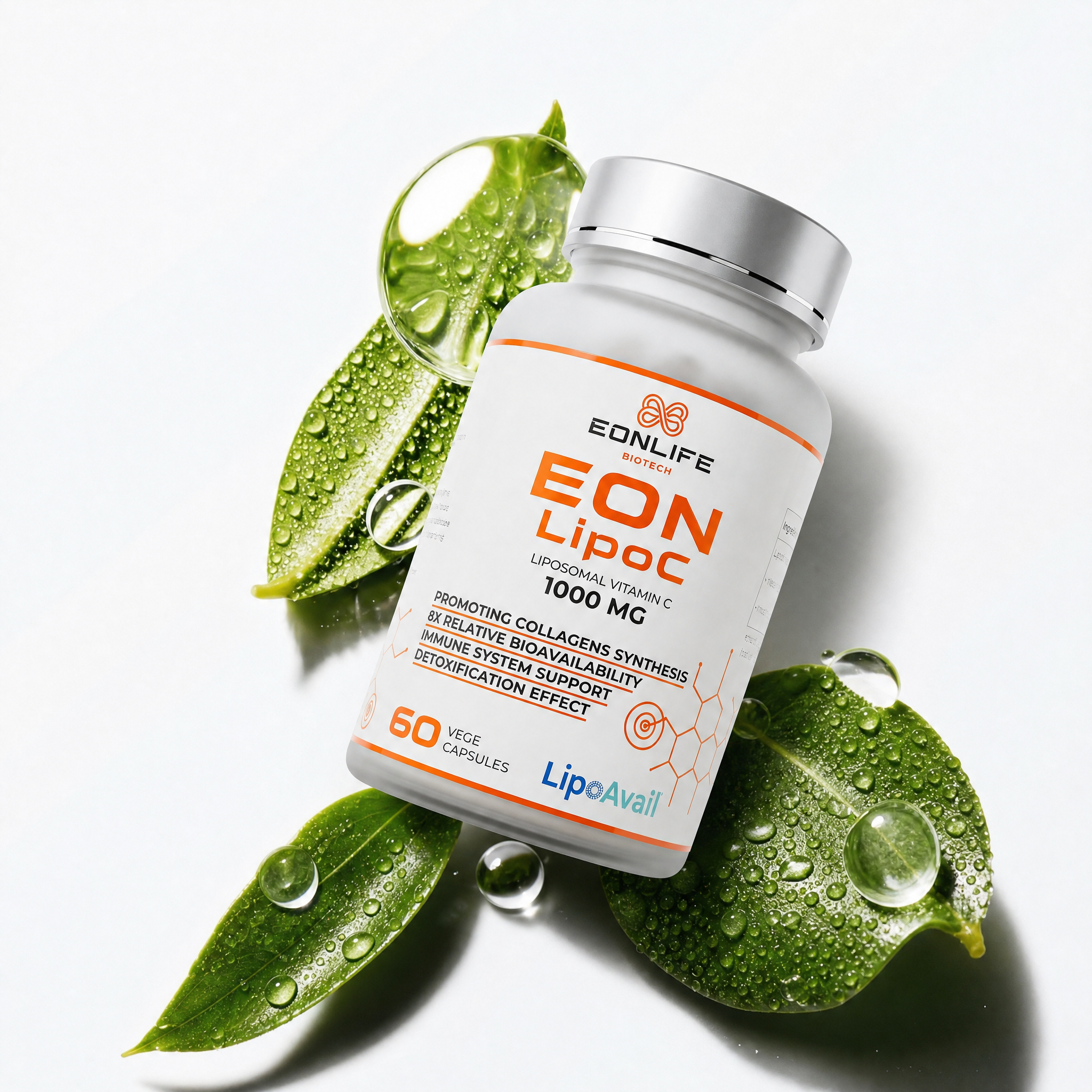 Na grafice przedstawiono suplement diety EON LipoC marki EONLIFE Biotech w białym opakowaniu z pomarańczowymi akcentami. Produkt został zaprezentowany na tle zielonych, świeżych liści pokrytych kroplami wody, co podkreśla naturalność, świeżość i oczyszczający charakter suplementu.