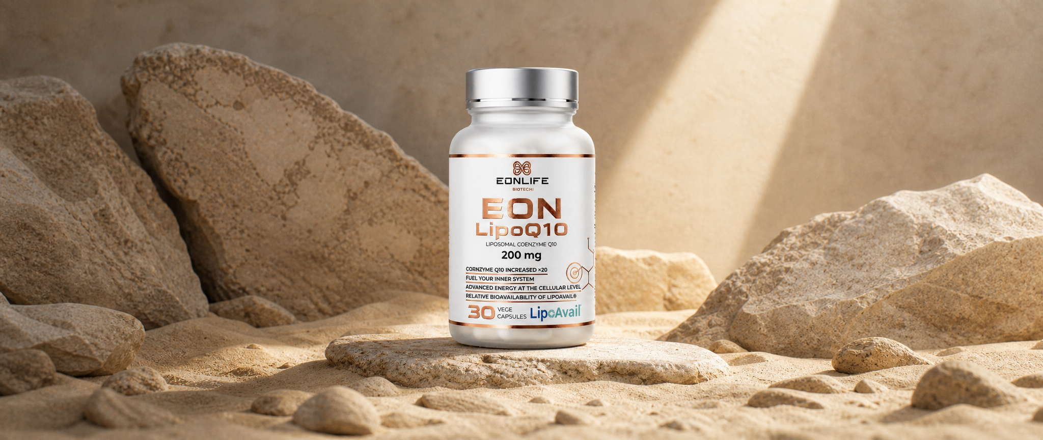 Na grafice przedstawiono suplement diety EON LipoQ10 marki EONLIFE Biotech w eleganckim, białym opakowaniu z miedzianymi akcentami. Produkt został umieszczony na tle naturalnych skał i piasku w ciepłej, minimalistycznej scenerii, co podkreśla stabilność, siłę oraz energię komórkową wspieraną przez koenzym Q10.