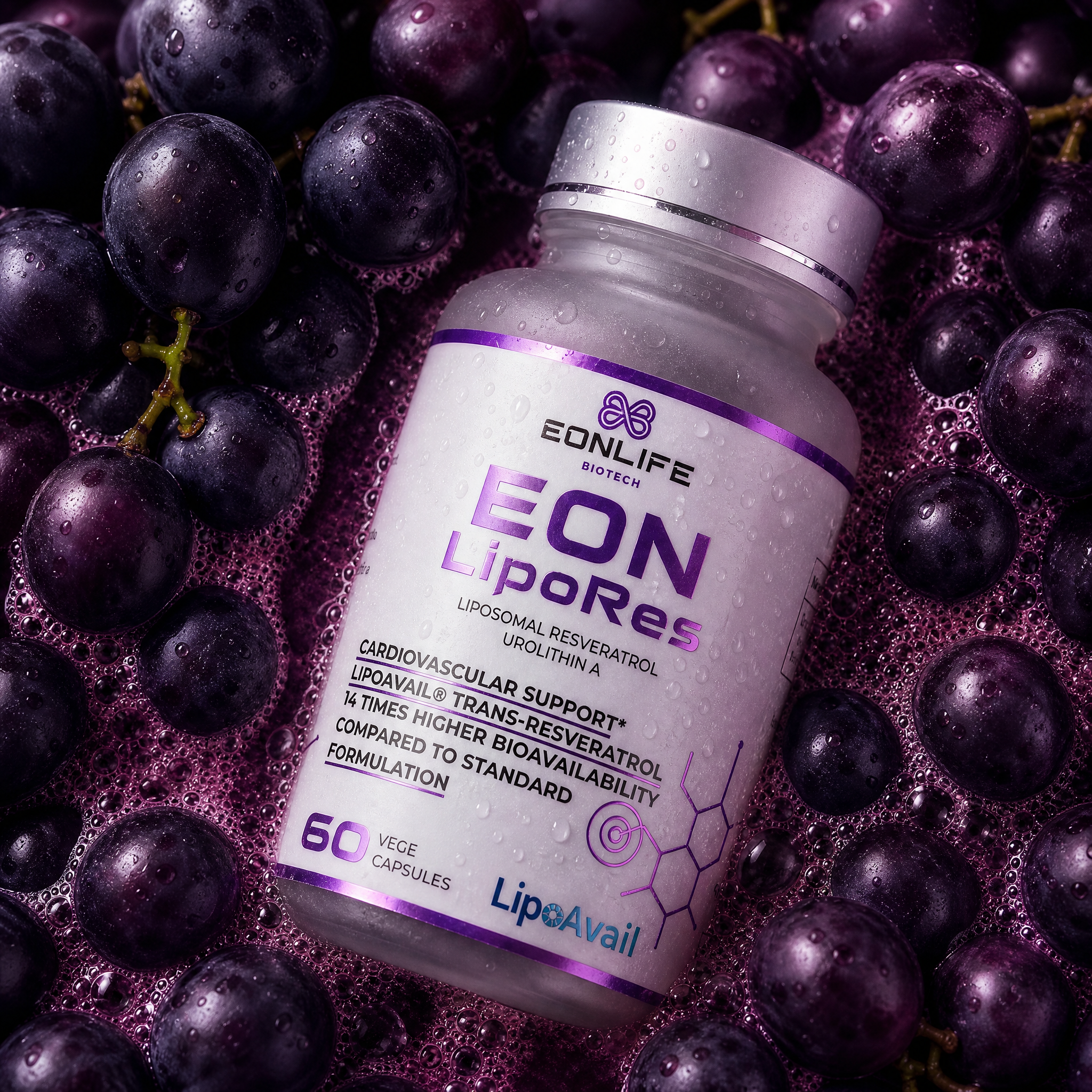 Na grafice przedstawiono suplement diety EON LipoRes marki EONLIFE Biotech w eleganckim, białym opakowaniu z fioletowymi akcentami. Produkt został umieszczony wśród ciemnych winogron pokrytych kroplami wody, co nawiązuje do naturalnego pochodzenia resweratrolu oraz podkreśla świeżość i premium charakter suplementu.