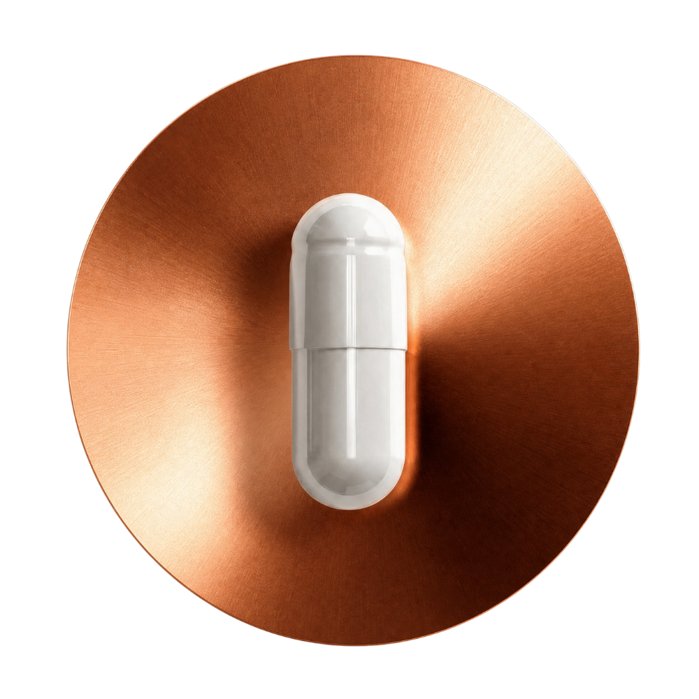 Na grafice przedstawiono suplement diety EON LipoQ10 marki EONLIFE Biotech w eleganckim, białym opakowaniu ze złotymi akcentami. Na etykiecie widnieje informacja o liposomalnym koenzymie Q10 200 mg oraz zastosowaniu technologii LipoAvail®.