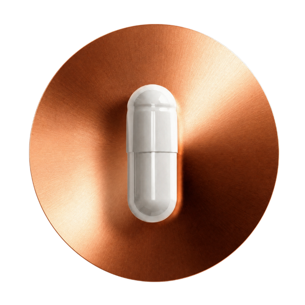 Grafika przedstawia białą kapsułkę suplementu diety EON LipoQ10 marki EONLIFE Biotech umieszczoną centralnie na okrągłym tle w miedziano-złotych odcieniach.