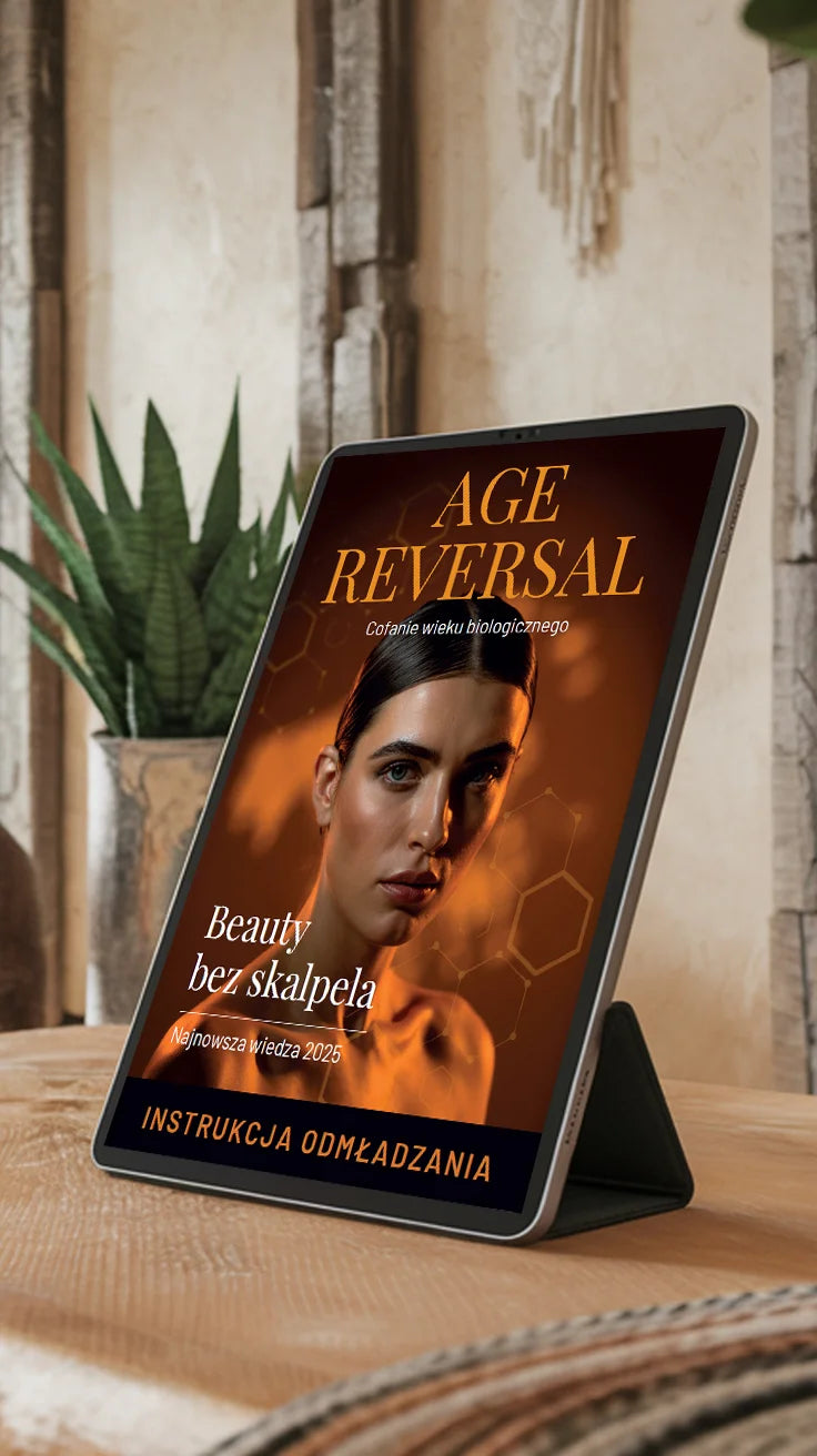 Grafika przedstawia tablet z wyświetloną okładką e-booka „Age Reversal”. Publikacja utrzymana jest w eleganckiej, ciemnej kolorystyce z dominującymi odcieniami brązu i złota, co nadaje jej premium charakter związany z tematyką longevity i anti-aging.Na okładce widoczny jest portret kobiety oraz hasła  Cofanie wieku biologicznego”, „Beauty bez skalpela” i „Instrukcja odmładzania”. Dodatkowo umieszczono informację „Najnowsza wiedza 2025”.